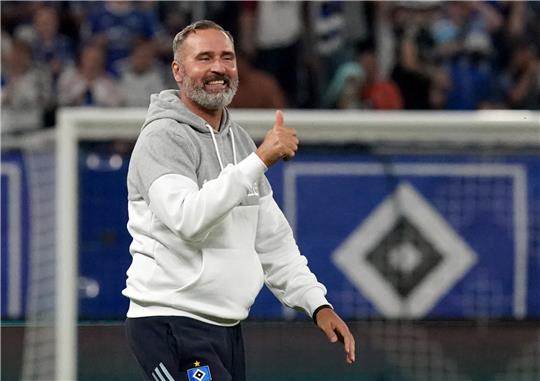 Aus dem Sieg gegen Schalke hätten die Hamburger „viele Emotionen und viel Energie“ mitgenommen, sagt Tim Walter. Foto: dpa