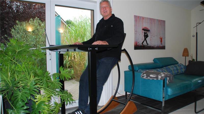 Großer Auftritt: Apenser bringt Schwung in „Höhle der Löwen“ Aus dem Stand heraus: Zurücklehnen und wippen - Volker Groß am Arbeitsplatz in seinem Wohnzimmer in Apensen.