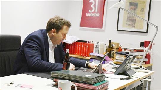 Aus dem Wahlkreis in die Welt: In seinem Berliner Büro hat Lars Klingbeil Andenken an seine Heimat Munster, aber auch aus aller Welt. 