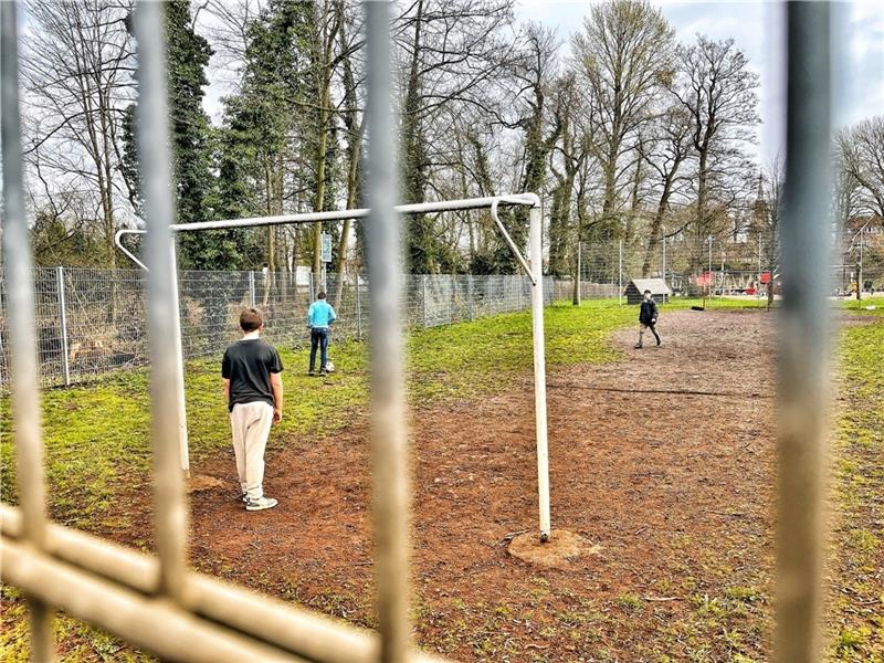 Aus dem alten Bolzplatz sollen zwei Plätze werden: ein Kleinspielfeld mit Kunstrasen und ein Streetball-Platz.