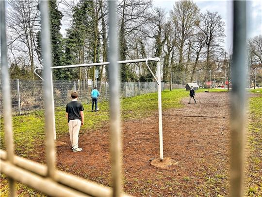 Aus dem alten Bolzplatz sollen zwei Plätze werden: ein Kleinspielfeld mit Kunstrasen und ein Streetball-Platz.
