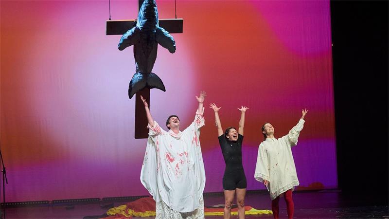 Aus dem langen Sterben des Buckelwals ist ein Theaterstück geworden.