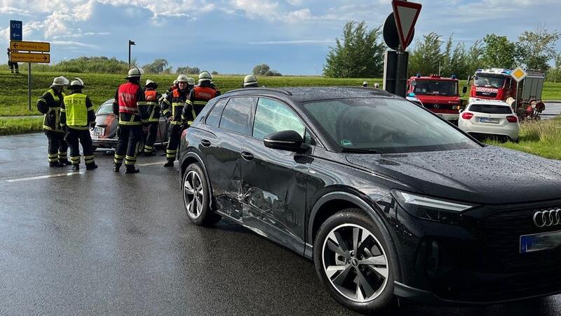 E-Audi beginnt nach Unfall in Neuenkirchen zu qualmen Aus dem verunfallten E-Audi stieg plötzlich Qualm auf.