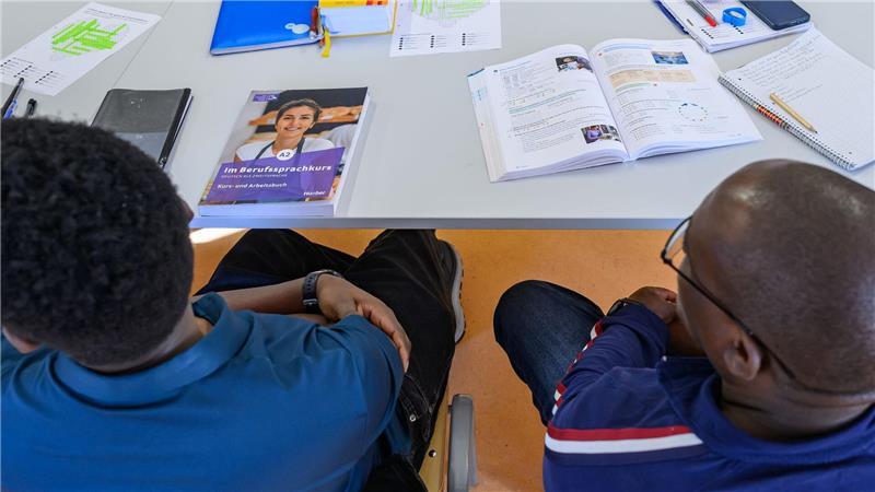 Aus den Kommunen hört man oft, wenn weniger Asylbewerber kämen, könne man den Zuwanderern bessere Integrationsangebote - auch mit Hilfe von Ehrenamtlichen - machen. (Symbolbild)