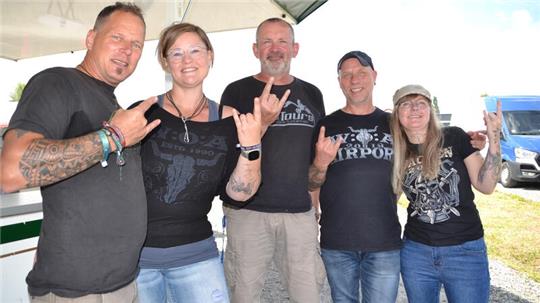 Aus den Landkreisen Rotenburg und Cuxhaven haben sich diese fünf Wacken-Fans auf den Weg gemacht. Vera (2. von links) ist seit 21 Jahren Fan.