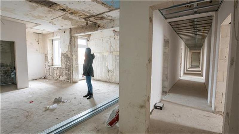 Folterhaus in Bremerhaven wird zum Studentenwohnheim Aus den großen Büros entlang beider langen Flurseiten werden größere und kleinere Apartments für Studenten zugeschnitten. Foto: Lothar Scheschonka