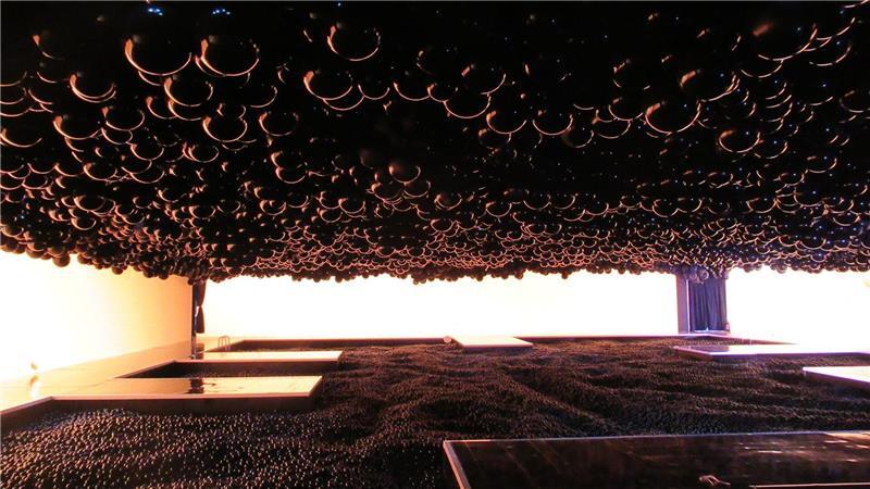 Eintauchen, Aufblasen, Abdrücken: Kunst für die Selfie-Ära? Aus der Ausstellung „Euphoria“ im Ballon-Museum in Paris.