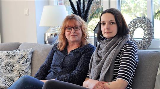 Aus der Bahn geworfen: Jutta Oetjen (links) und Yvonne Schmidt leiden unter dem Post-Covid-Syndrom. Foto: Saskia Harscher
