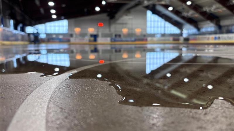 Aus der Eissporthalle wird dieser Tage eine Messehalle.