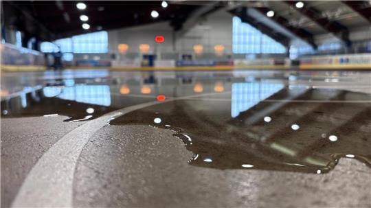 Aus der Eissporthalle wird dieser Tage eine Messehalle.