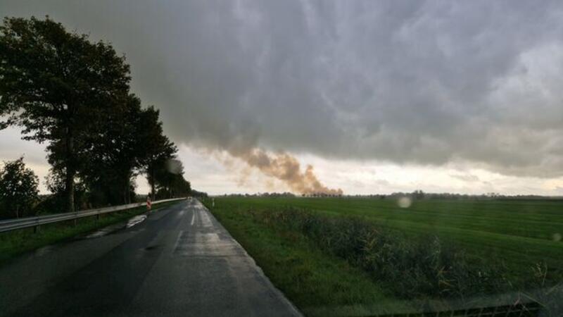 Aus der Ferne ist die massive Rauchentwicklung des Scheunenbrands in Lüdingworth sichtbar.