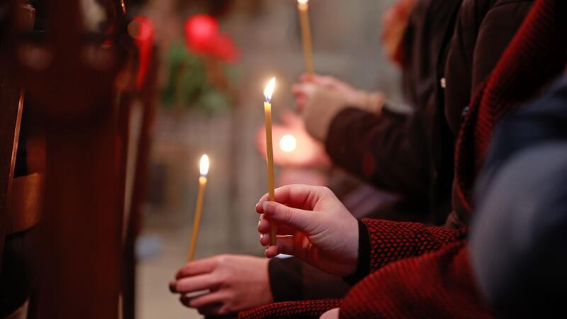 Bilder des Tages Aus der Geburtsgrotte Jesu in Bethlehem verbreitet sich das Friedenslicht jedes Jahr um die Welt. Im Dom in Halberstadt in Sachsen Anhalt wird es mit einem ökumenischen Gottesdienst in Empfang genommen.