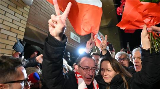 Aus der Haft entlassen: Der ehemalige polnische Innenminister Mariusz Kaminski wird von seiner Frau und seinen Anhängern empfangen.