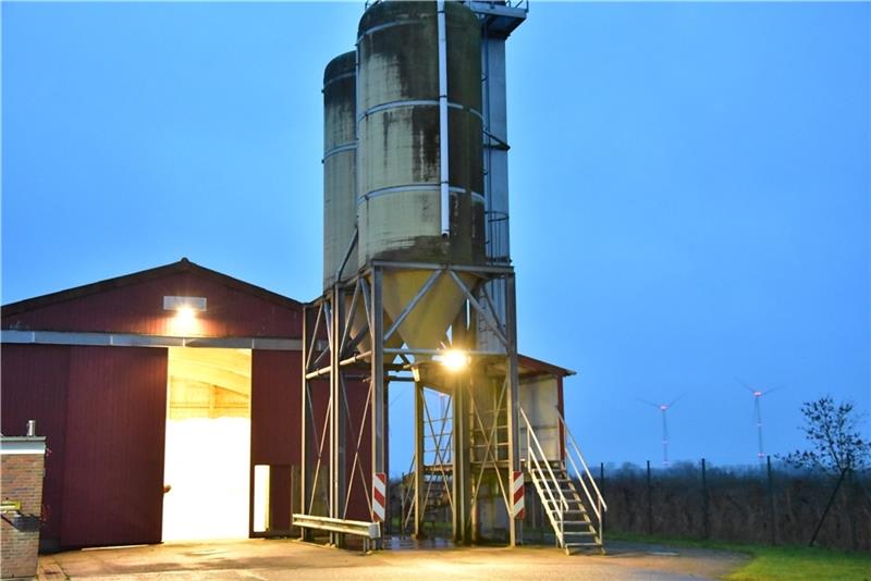 Aus der Halle wird das Salz in die Silos befördert, so dass die Fahrzeuge zum Beladen direkt darunter parken können.