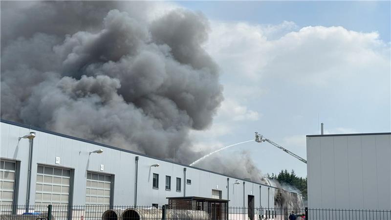 Aus der Industriehalle stieg eine schwarze Rauchwolke empor.