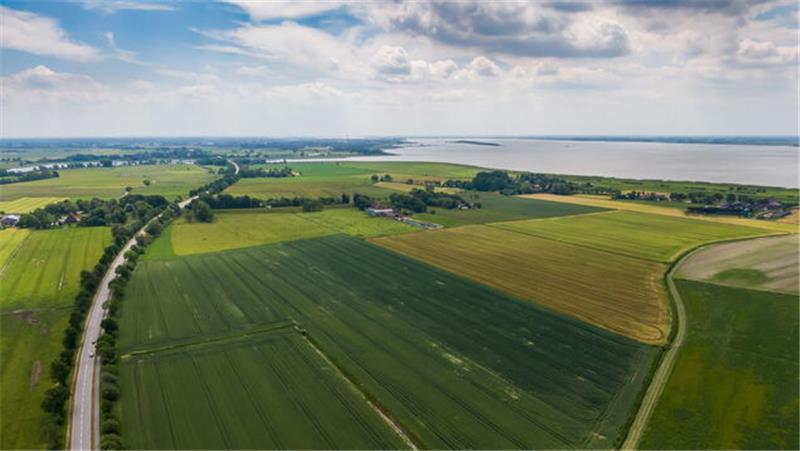 Flugzeug an B73 tagelang im Tiefflug – Das steckt dahinter Aus der Luft untersuchen Fachleute den Planungsraum von Korridor B - hier an der Elbe - auf mögliche archäologische Zeugnisse. Foto: Amprion