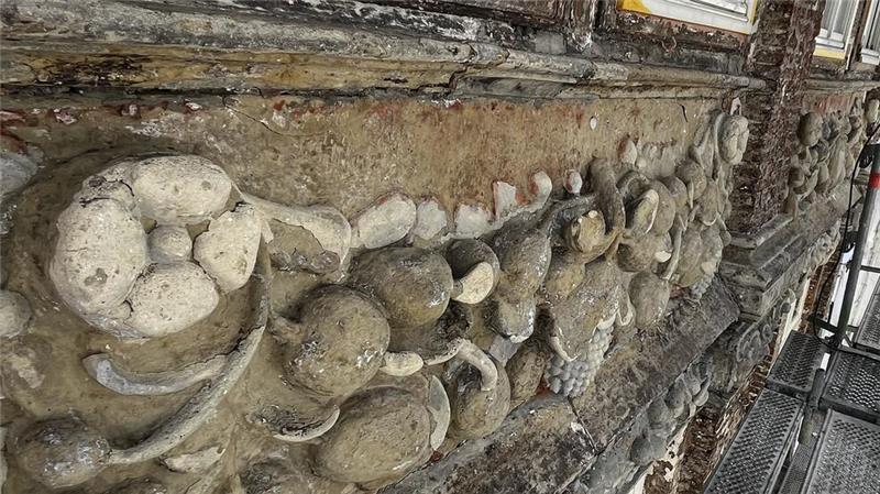Aus der Nähe betrachtet wirken die Stuck-Reliefs aus Sandstein beeindruckend massiv.