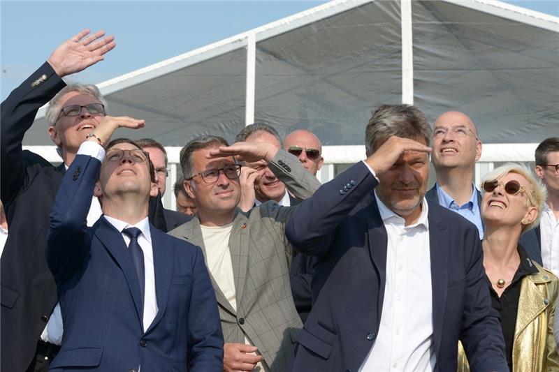 Habeck zeigt sich beeindruckt auf Windkraft-Tour im Kreis Stade Aus der Region begleiteten Landrat Kai Seefried und Nordkehdingens Samtgemeindebürgermeisterin Erika Hatecke Robert Habeck bei seinem Besuch in Krummendeich. Foto: Wisser