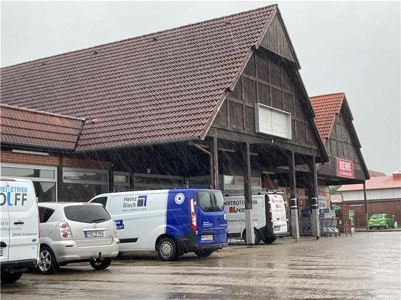 Aus der Rewe-Filiale in Westerjork wird ein Penny-Markt , der Getränkemarkt wird von Sören Schmidt, Inhaber des Rewe-Markts in Osterjork, weitergeführt. Der Lebensmitteldiscounter will am 22. Juli öffnen. Foto: Vasel
