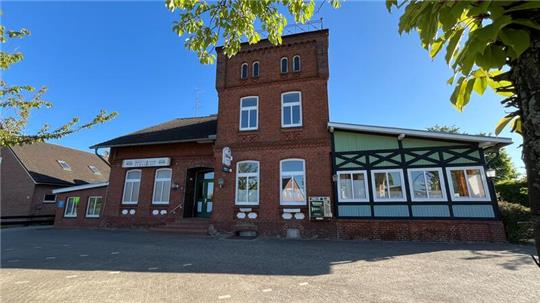 Aus der Traditionsgaststätte "Zur Schönen Fernsicht" in Grünendeich wollten sie ein Wellness-Resort machen - mit Swimmingpool und Tiny-Houses.