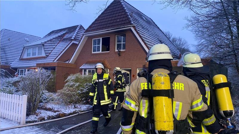Aus diesem Haus in der Straße Am Hang in Bremervörde rettete die Feuerwehr am Freitagmorgen eine noch schlafende Frau.