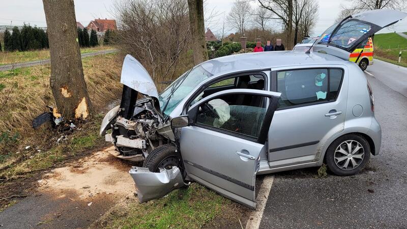 Kontrolle verloren: 63-Jähriger im Alten Land schwer verletzt Aus diesem Unfallwrack konnte der Fahrer noch selbstständig aussteigen.
