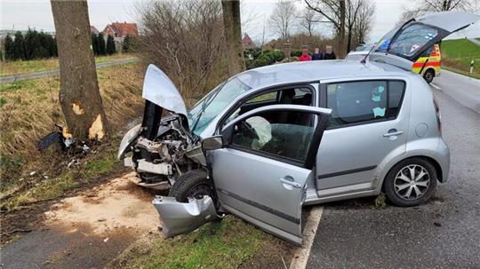 Aus diesem Unfallwrack konnte der Fahrer noch selbstständig aussteigen.