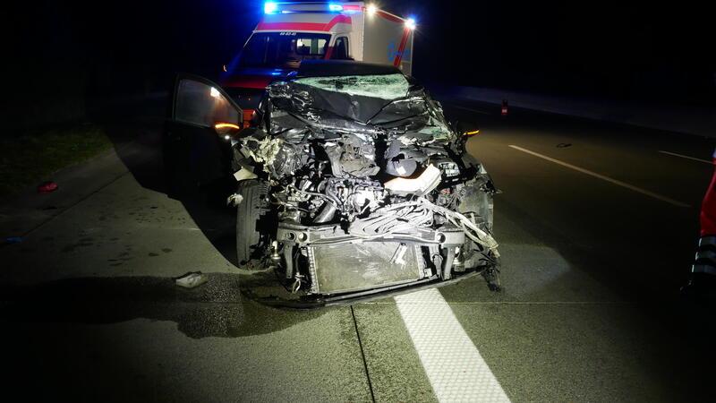 Aus diesem Wrack konnte der Golf-Fahrer auf der A1 lebend geborgen werden.
