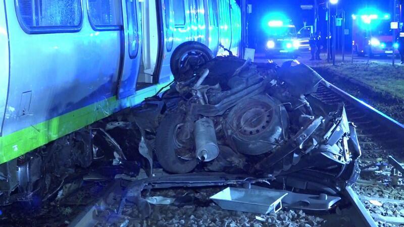 Lieferdienst-Fahrer von Straßenbahn mitgeschleift – Schwer verletzt Aus diesem Wrack musste der Lieferdienst-Mitarbeiter befreit werden.