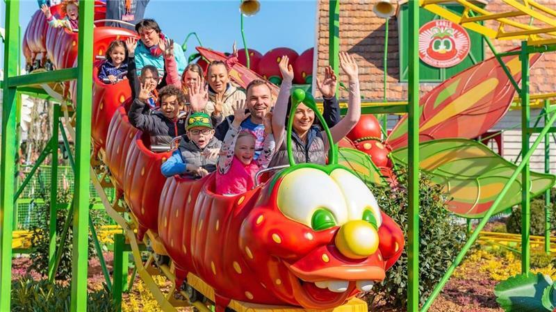Karls Freizeitpark: Eröffnungstermin steht – Nächster Standort an A7 Aus einem ehemaligen Famila-Markt in Loxstedt wird ein Freizeitpark - samt Erdbeer-Achterbahn.
