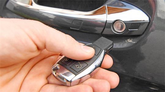 Aus einem unverschlossenen Auto konnten die Diebe ein volles Portemonnaie entwenden. (Symbolbild)