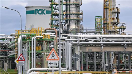 Aus einer Leitung der PCK-Raffinerie sind große Mengen Öl ausgetreten. (Archivbild)