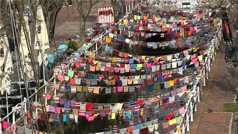 Aus etwa 3000 Lappen, jeder gestrickt, gehäkelt oder genäht, besteht das Bunte Band der Menschlichkeit am Fleth in Buxtehude.
