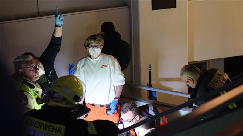 Unfallopfer berichtet von dramatischem Tribünensturz Aus etwa acht Meter Höhe ist Helmut Göke von der Tribüne der Rundturnhalle auf den Steinboden des Podestes im Treppenaufgang gefallen. Foto: Lütt