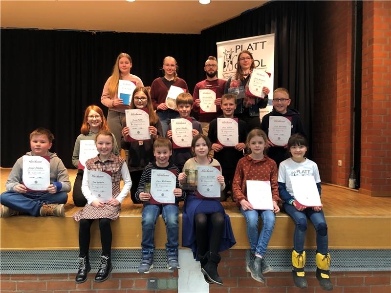 Diese Kinder haben bannig veel Spaaß beim Vorlesen auf Platt Aus fünf Altersgruppen haben sich jeweils drei Teilnehmer für den Bezirksentscheid zum Plattdeutschen Vorlesewettbewerb qualifiziert.