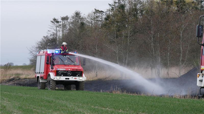 Aus geländegängigen Unimog wird das Feuer bekämpft.