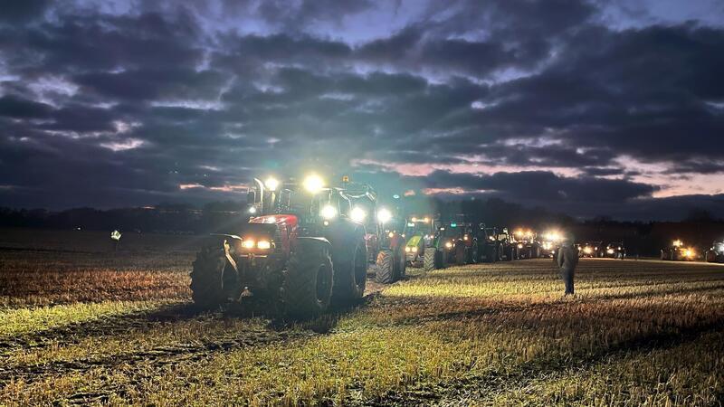 Neue Bauernproteste: Trecker-Kolonne rollt am Mittwoch nach Hamburg – Aktionstag am Freitag Aus mindestens 150 Fahrzeugen und 2000 Menschen soll an diesem Freitag auf dem Deichbrand-Gelände ein großes Zeichen gebildet werden (Symbolfoto).