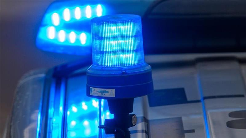 Aus noch ungeklärten Gründen war am Dienstagabend ein 39-Jähriger mit seinem Fahrzeug in den Gegenverkehr geraten. (Symbolbild)