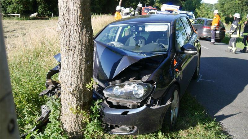 Fahranfängerin prallt in Hemmoor mit Auto gegen Baum Aus noch ungeklärter Ursache kam die 18-jährige Golf-Fahrerin von der Fahrbahn ab und prallte frontal gegen einen Baum.