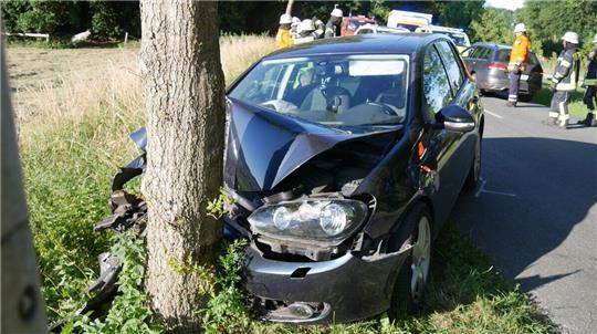 Aus noch ungeklärter Ursache kam die 18-jährige Golf-Fahrerin von der Fahrbahn ab und prallte frontal gegen einen Baum.