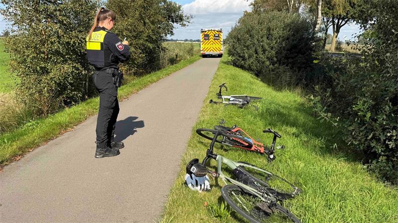 Aus noch ungeklärter Ursache sind am Sonnnabend drei Rennradfahrer an der Ritschermoorstraße kollidiert.