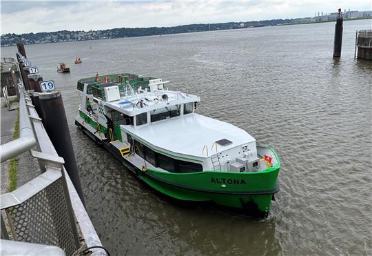 Aus und vorbei: Die Hadag-Fähre Altona macht vor dem Sommer 2024 unterhalb des Este-Sperrwerks am Anleger Neuenfelde fest.