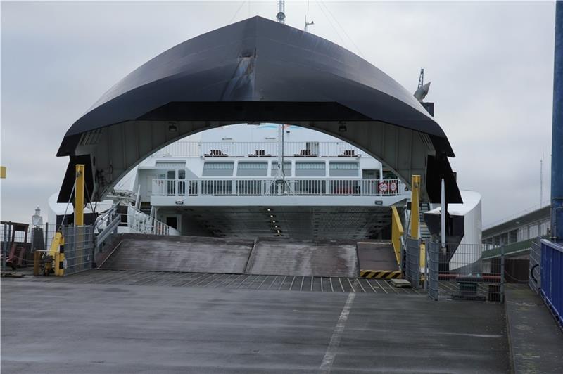 Aus und vorbei: Seit Donnerstag hat die Elbferry GmbH keinen Zugriff mehr auf das Fährschiff, das bereits auf das norwegische Schiffsregister umgeflaggt wurde. Eine norwegische Besatzung bereitet das Schiff nun für die Überführung vor. Foto