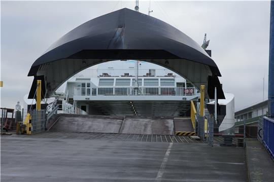 Aus und vorbei: Seit Donnerstag hat die Elbferry GmbH keinen Zugriff mehr auf das Fährschiff, das bereits auf das norwegische Schiffsregister umgeflaggt wurde. Eine norwegische Besatzung bereitet das Schiff nun für die Überführung vor. Foto