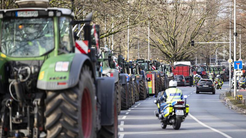 Wohnster Milchbauer erreicht Hannover – Hunderte Trecker vor Landtag Aus zahlreiche Landkreisen kamen die Traktoren. Die Polizei zog eine positive Bilanz.