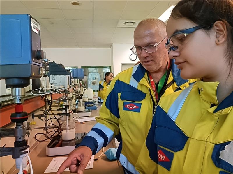 Schüler experimentieren beim Stader Chemieunternehmen Dow Ausbilder Karl Kirn erklärt Lia Boro, worauf sie beim Experimentieren achten muss. Fotos: Bisping