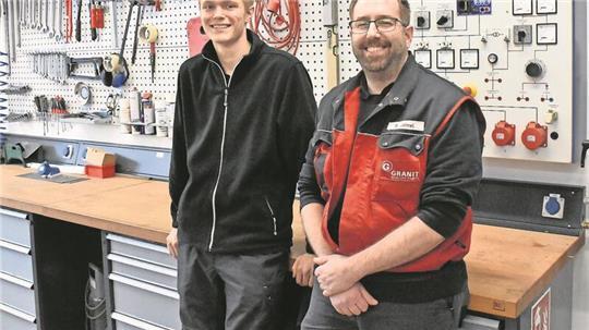 Ausbilder Steffen Jahnel und Luca Winter, Auszubildender im 1. Lehrjahr, in der Heeslinger Werkstatt.