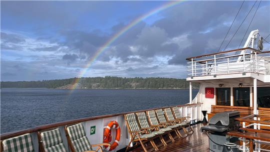 Ausblick vom Achterdeck: ein Regenbogen.