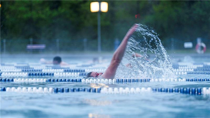 Ausdauersport wie Schwimmen hilft dabei, den Blutdruck zu regulieren. (Archivbild)