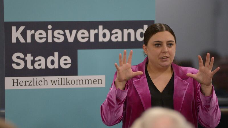 Ausdrucksstark: Sabrina Klapper aus Stade wirbt damit, dass sie aus der Wirtschaft kommt und die Probleme des Mittelstands aus eigener Erfahrung kennt.